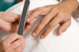 Soin manucure à l'institut de beauté Belle au Naturel Bordeaux